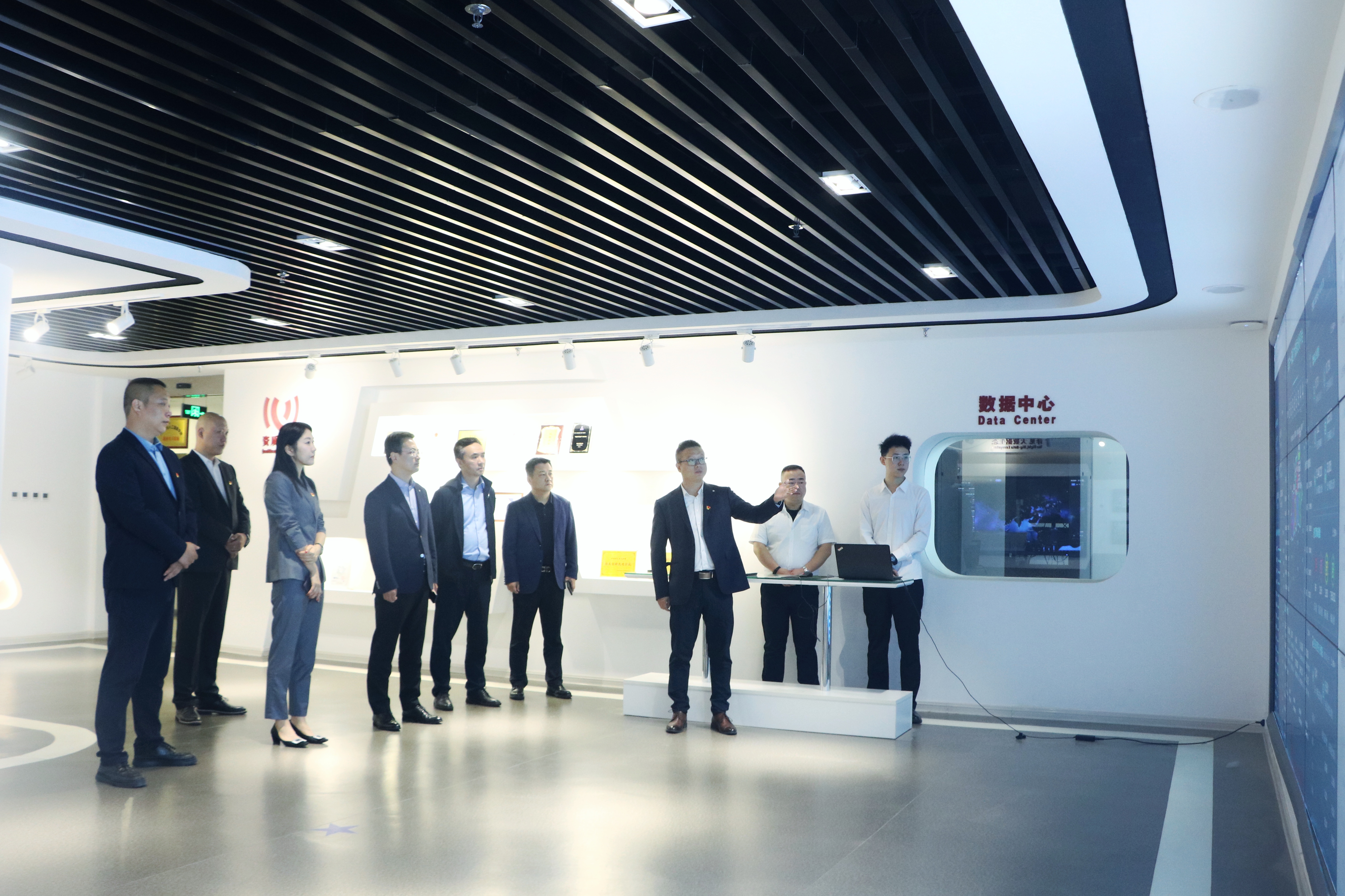 3李林海一行參觀大數(shù)據(jù)與人工智能展廳.jpg